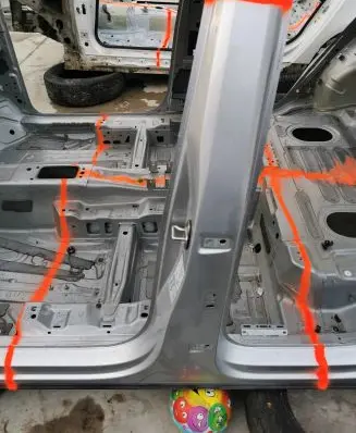 Volkswagen Tiguan Pillar (middle) 