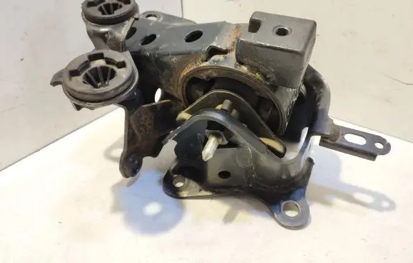 Nissan X-Trail T30 Engine mount bracket