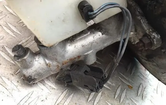 Mazda 323 Master brake cylinder