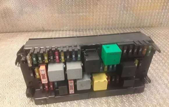 Mercedes-Benz E A207 Fuse box set 2129004911 A2129004911
