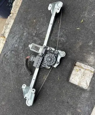 Opel Zafira B Rear door window regulator with motor 