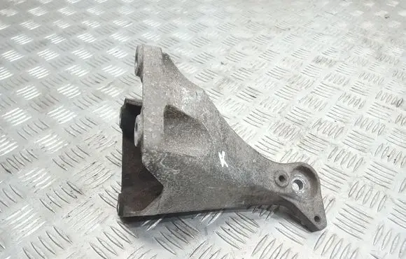 BMW 1 E81 E87 Engine mounting bracket 6781916