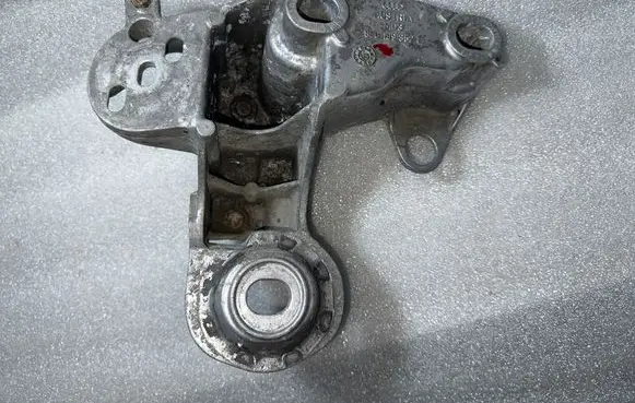 Engine mounting bracket