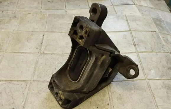 Opel Vectra C Engine mount bracket V04656