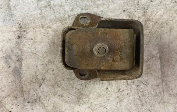Mitsubishi Pajero Sport I Engine mount bracket Mr210868
