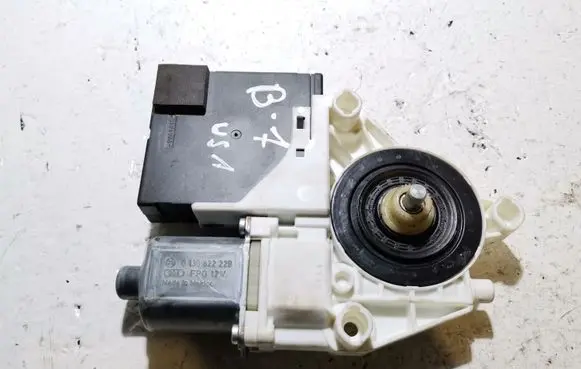Volkswagen PASSAT B7 Front door window regulator motor 3C0959792C