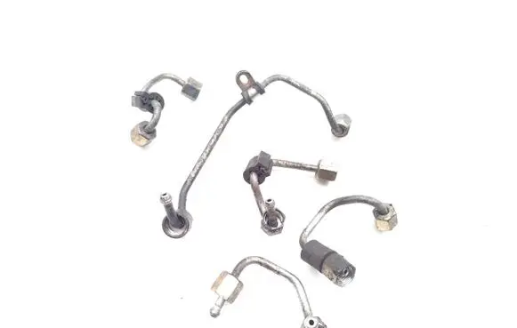 Volkswagen PASSAT B8 Fuel injector supply line/pipe 