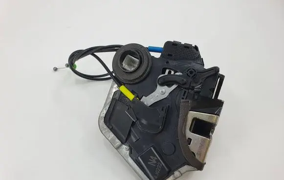 Toyota Auris E180 Rear door lock 4J0222