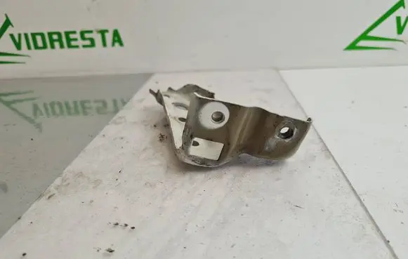 Honda CR-V Fender mounting bracket