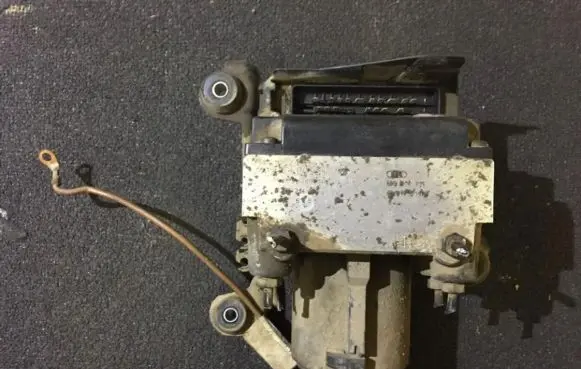 Audi A4 S4 B5 8D ABS Pump 8d0614111
