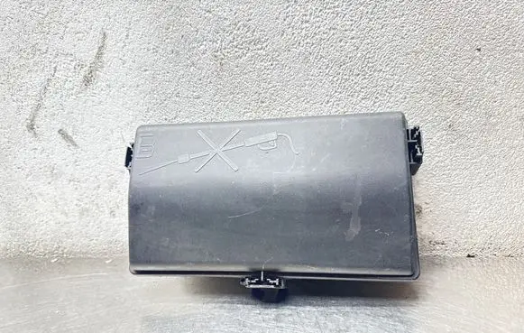 Opel Insignia A Fuse box cover 13222784
