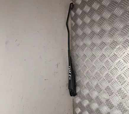 Rear wiper blade arm