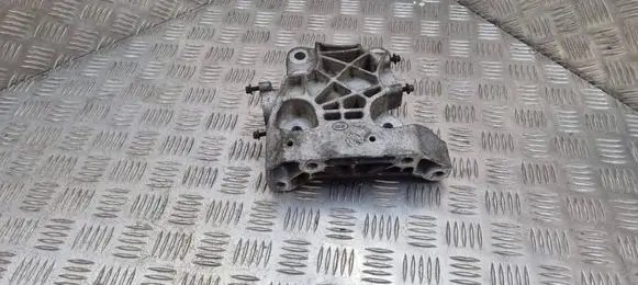 Engine mounting bracket