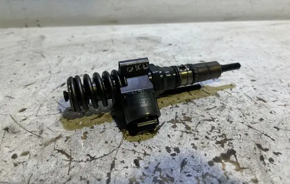 Audi A4 S4 B7 8E 8H Fuel injector 03G130073G