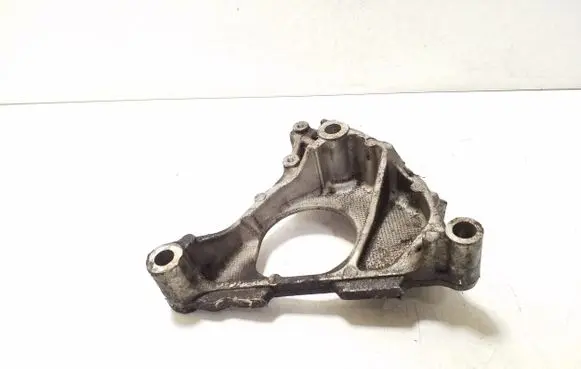 Nissan X-Trail T30 Engine mounting bracket