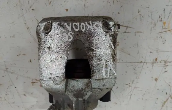 Volkswagen Polo VI Front brake caliper 0741