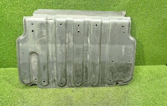 Mitsubishi Pajero Engine splash shield/under tray MR437668 W002