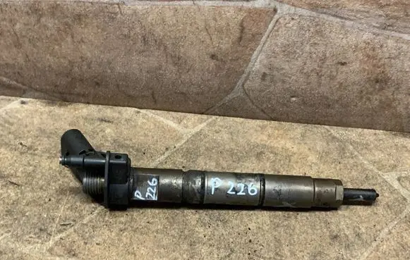 Mercedes-Benz E W212 Fuel injector A6420701387 070331