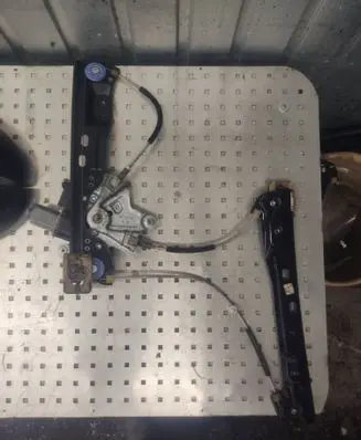 Opel Insignia A Front door electric window regulator 0130822411