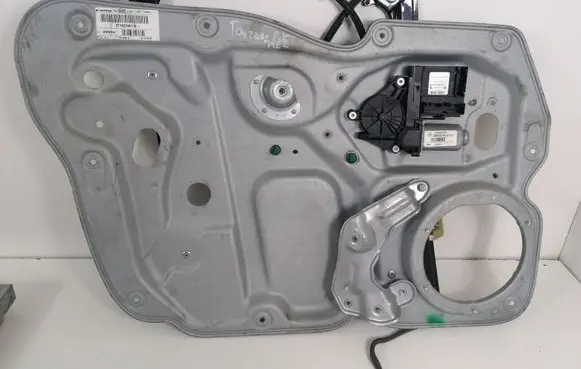 Volkswagen Touran I Front door window regulator with motor 1K0959793C 1T0959701 1T1837461B