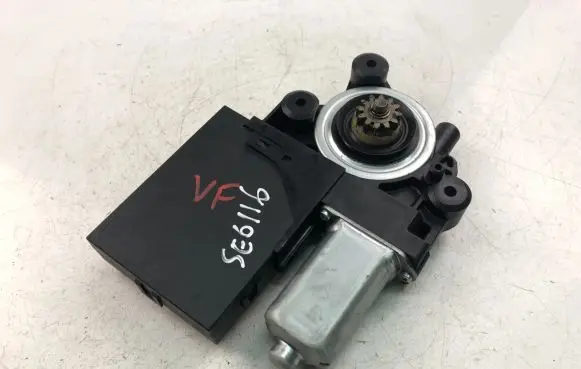 Volvo C30 Front door window regulator motor 979037100