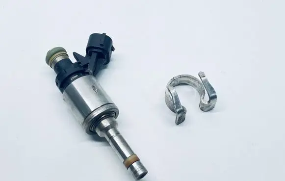 Suzuki SX4 S-Cross Fuel injector 1571068M00 1571568M00