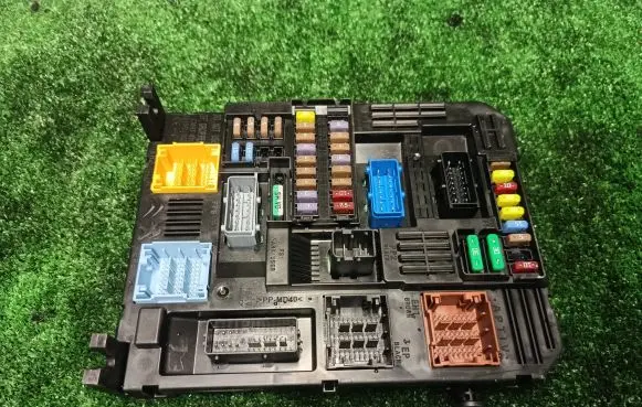 Opel Mokka B Fuse box set 9832880380