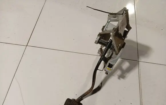 Opel Astra H Brake pedal 