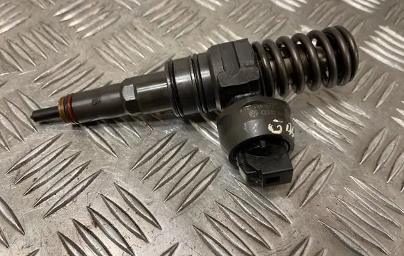 Volkswagen Golf V Fuel injector 038130073BN 0414720313