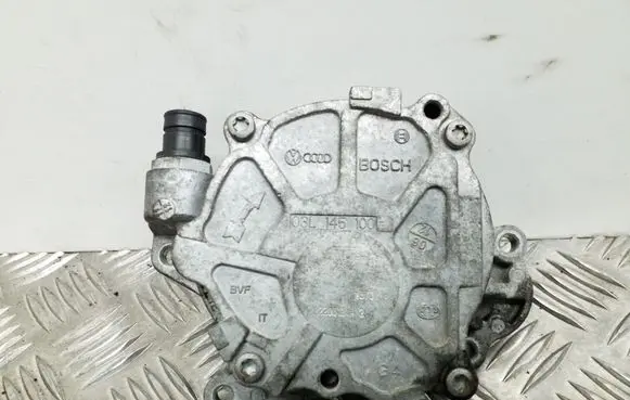 Volkswagen Golf VI Vacuum pump 03L145100F