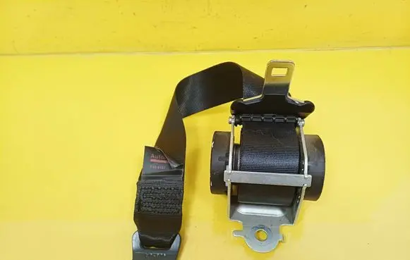 Citroen C4 I Rear seatbelt 7020107