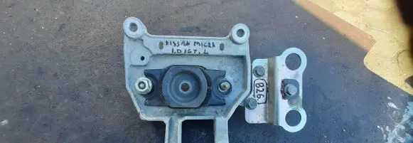 Engine mount vacuum valve