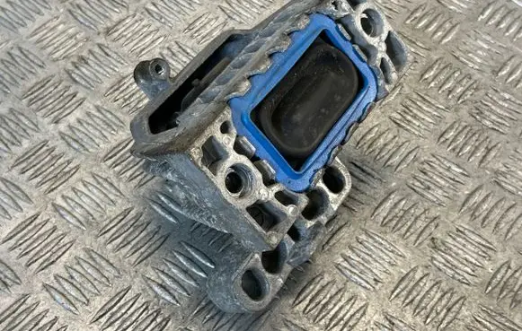 Engine mount bracket