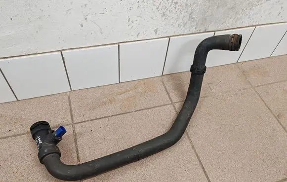 Engine coolant pipe/hose