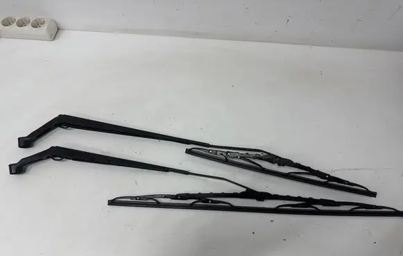 Toyota Avensis T250 Front wiper blade arm