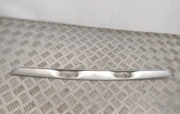 Trunk door license plate light bar