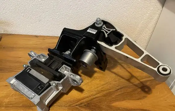 Land Rover Discovery Sport Engine mount bracket L8D26P096AA K8D26P082AB