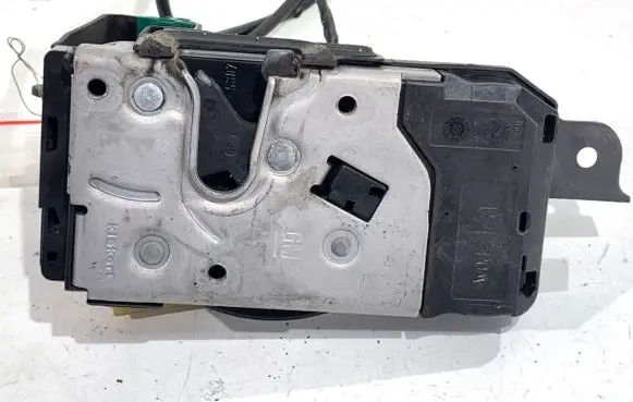 Opel Astra H Front door lock 13210749