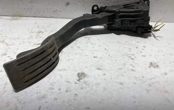 Accelerator throttle pedal