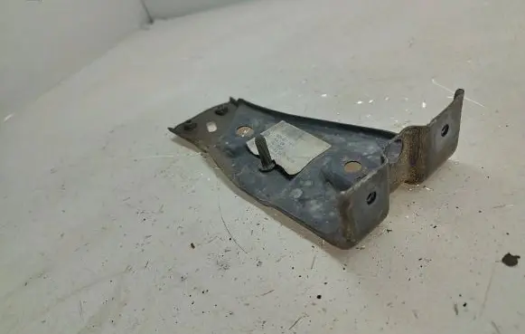 Volkswagen PASSAT B6 Fender mounting bracket 3C0821141 L0T0132
