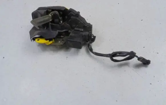 KIA Carens I Rear door lock