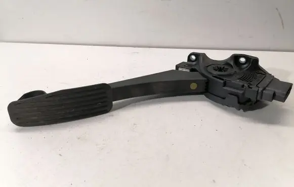 Volvo V70 Accelerator throttle pedal 30715175