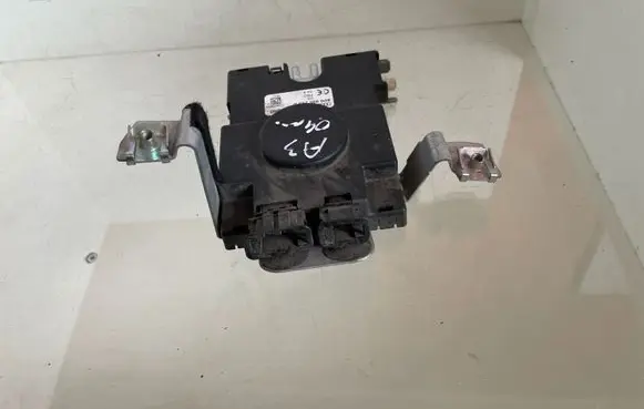Audi A3 S3 8P Aerial antenna amplifier 8P0035225D