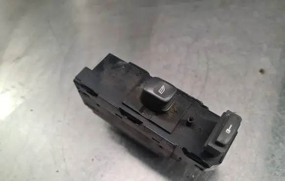 Volvo V70 Electric window control switch 8682950 02W19E