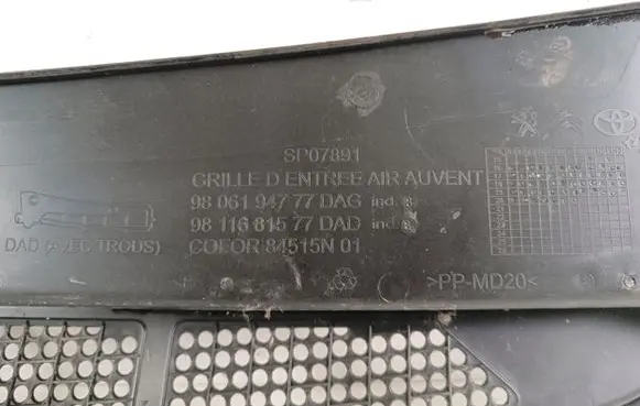 Opel Vivaro Wiper trim 9811681577