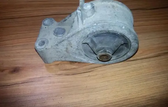 Engine mount bracket