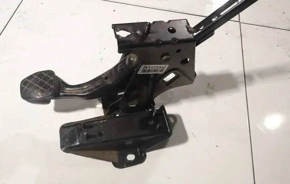 Volkswagen Golf IV Brake pedal 