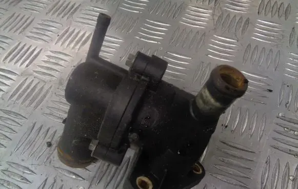 Skoda Fabia Mk1 (6Y) Thermostat housing 047121111M