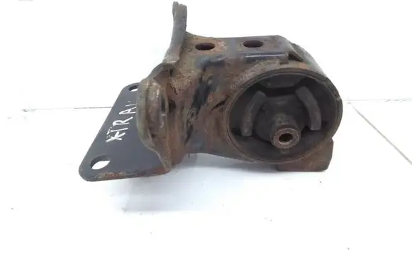 Nissan X-Trail T30 Engine mount bracket