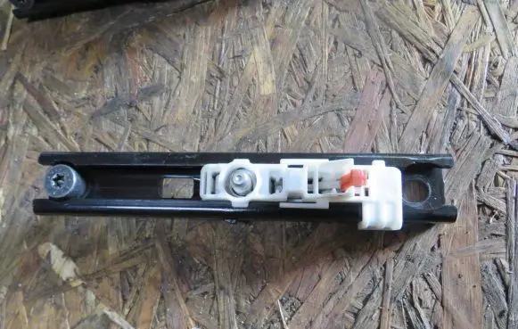 Renault Clio V Seat belt height adjuster 